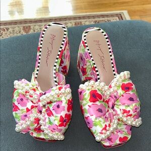 NWOT Betsey Johnson Pink Floral Pearl Bow Platform Heels